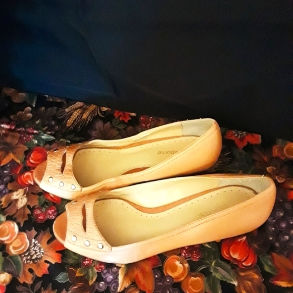 Liz Claiborne Tan Wedges - Picture 9 of 10